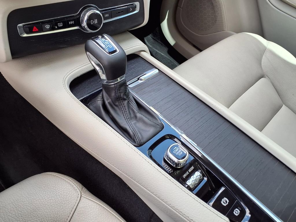 Used 2020 Volvo XC90 T5 Momentum w/ Protection Package Premier FWD image 26
