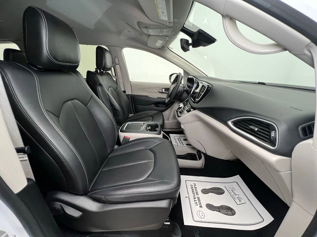 Used 2024 Chrysler Pacifica Touring-L FWD image 11