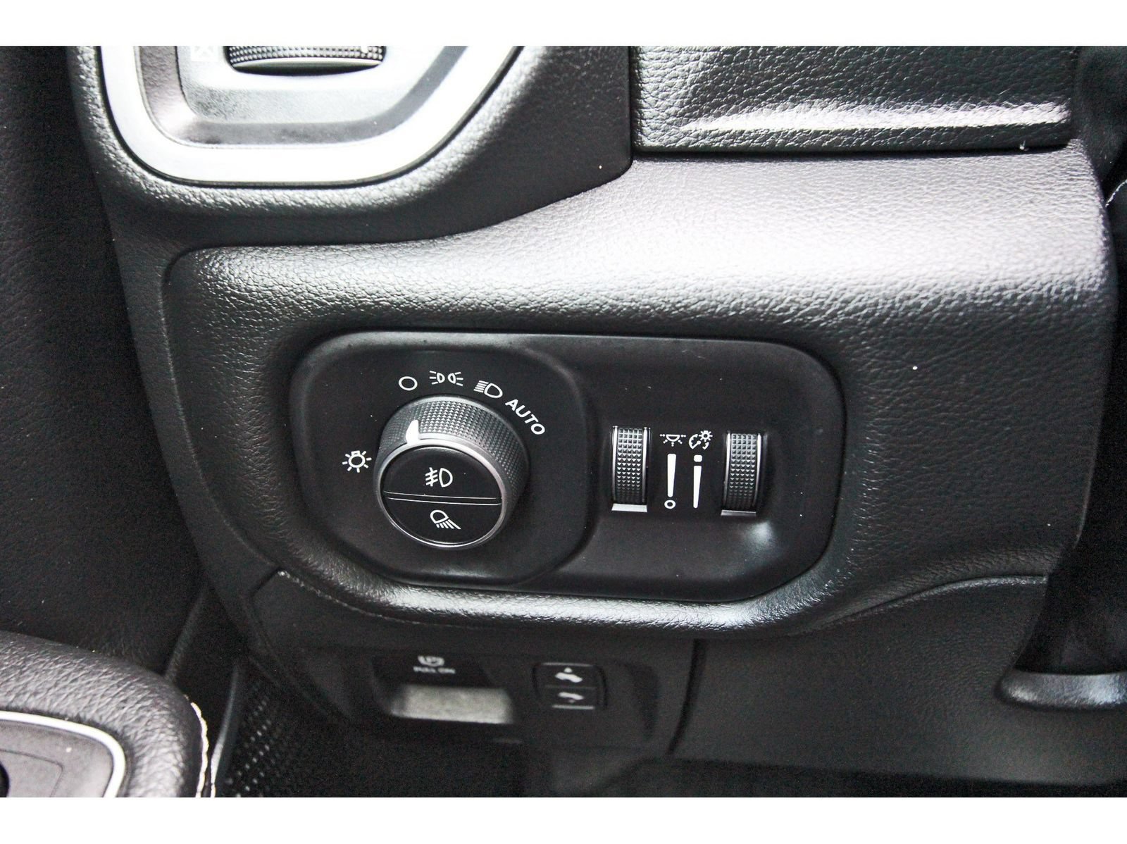 Used 2023 RAM 1500 Laramie AWD/4WD image 19