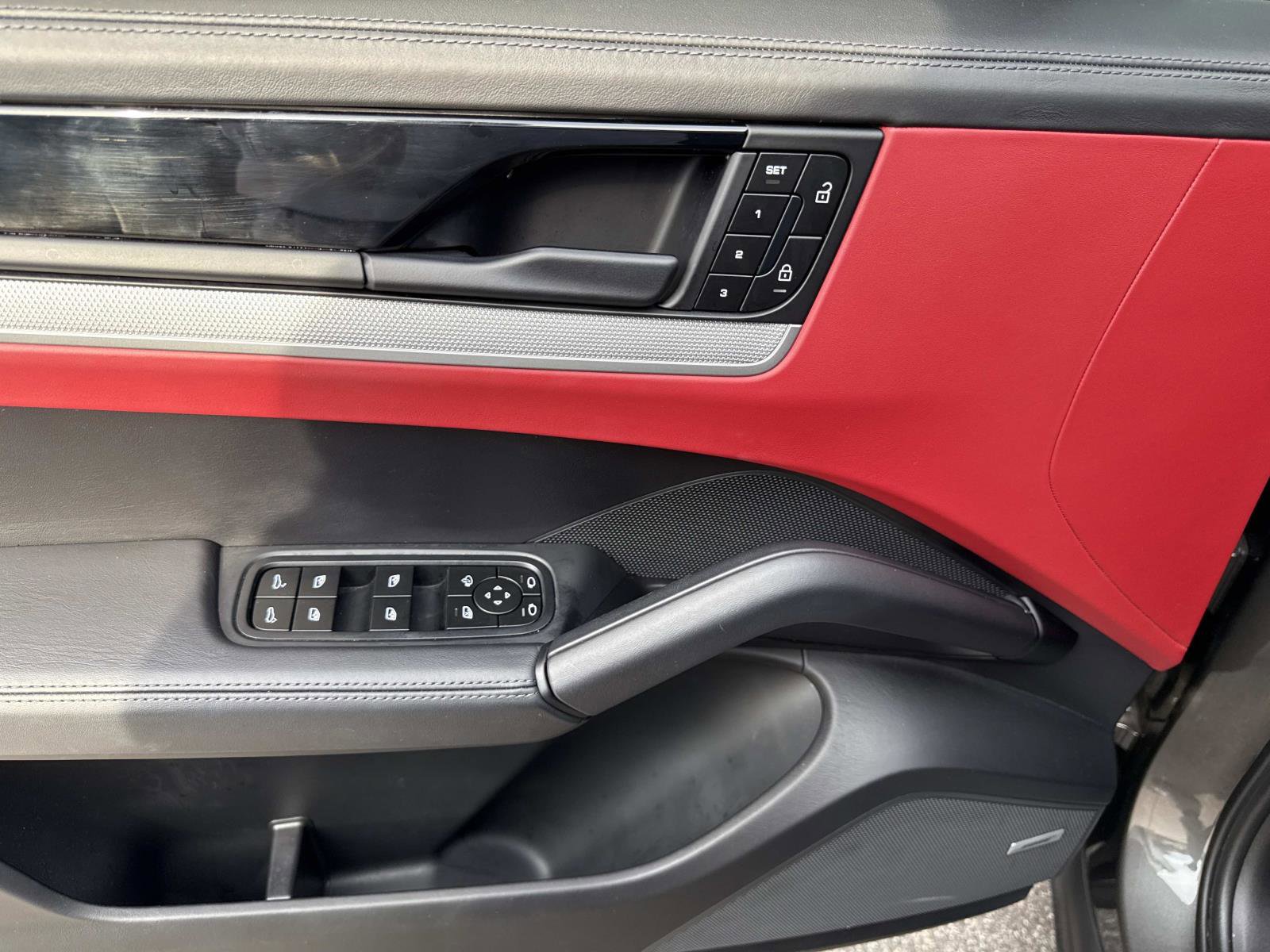 Certified 2024 Porsche Cayenne Coupe image 21