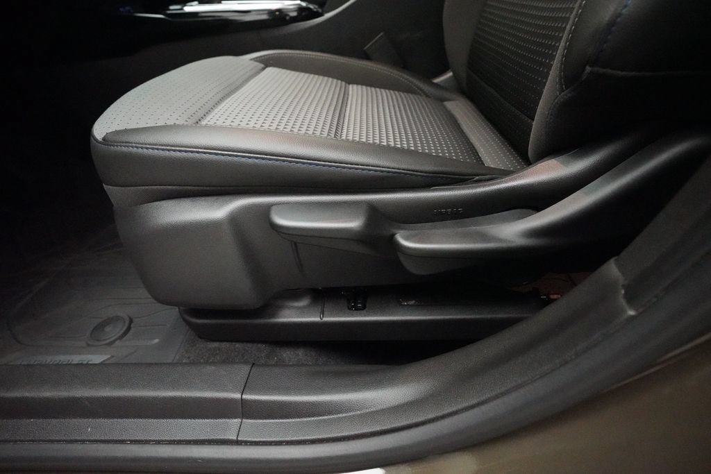 Used 2024 Chevrolet Trax LT w/ Driver Confidence Package FWD image 28