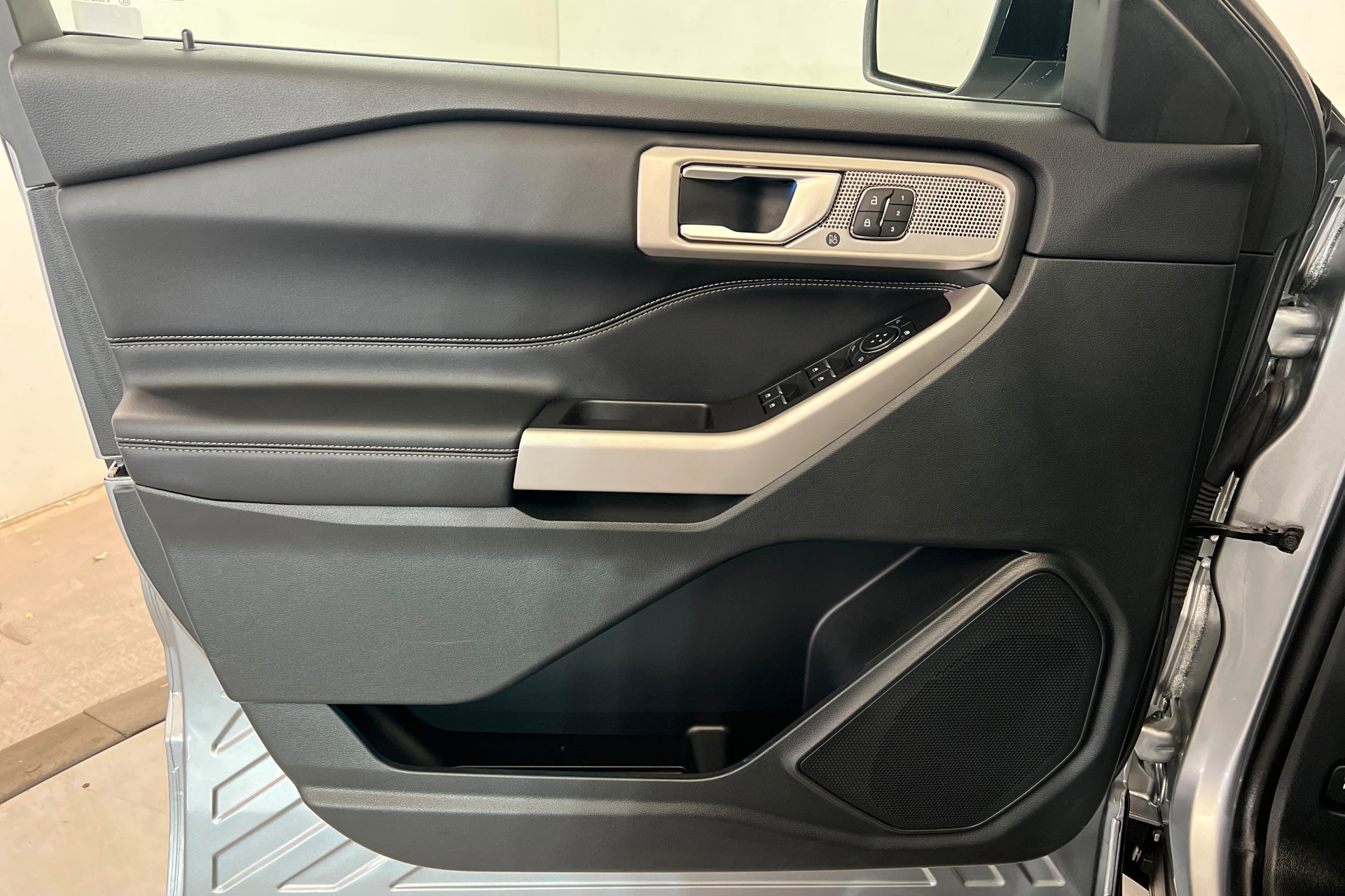 Used 2024 Ford Explorer Limited w/ Equipment Group 301A AWD/4WD image 14