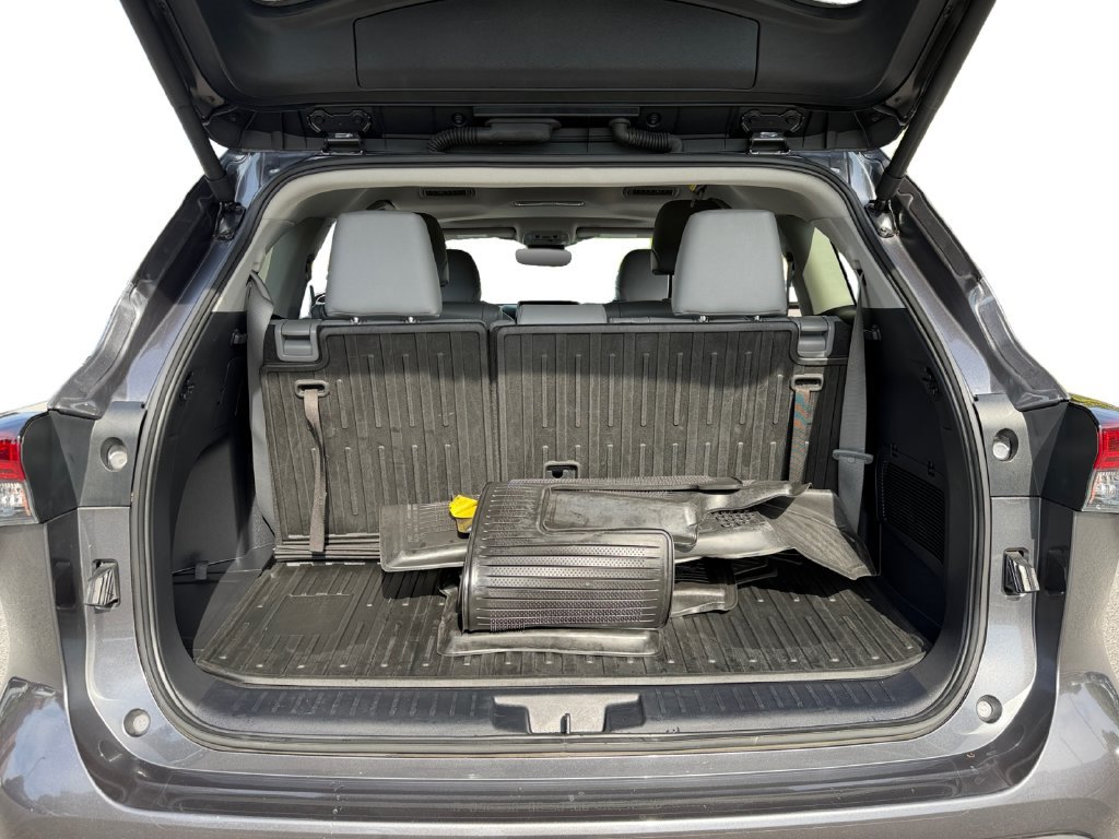 Used 2024 Toyota Highlander XLE AWD/4WD image 11