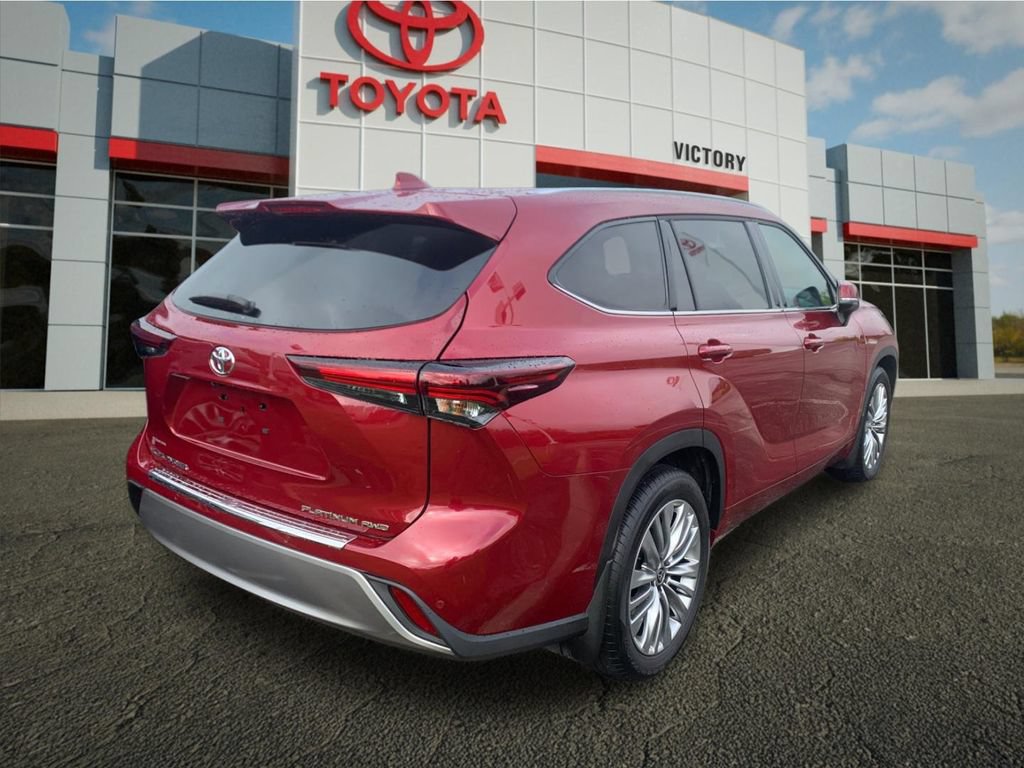 Used 2025 Toyota Highlander Platinum AWD/4WD image 3