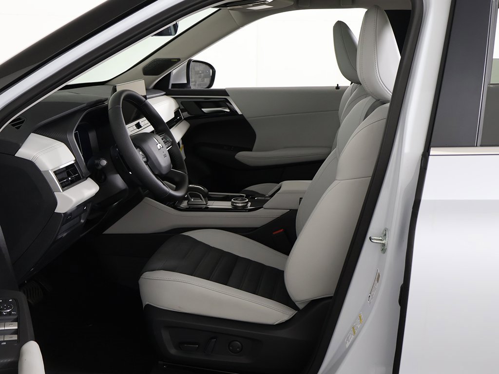 New 2025 Mitsubishi Outlander SE image 29