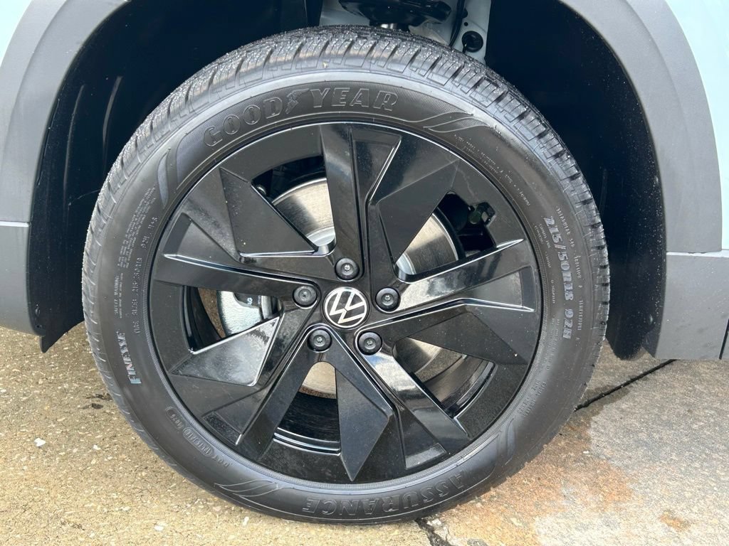 New 2026 Volkswagen Taos SE FWD image 37