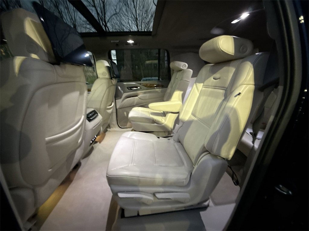 Used 2021 Cadillac Escalade ESV Premium Luxury Platinum image 25