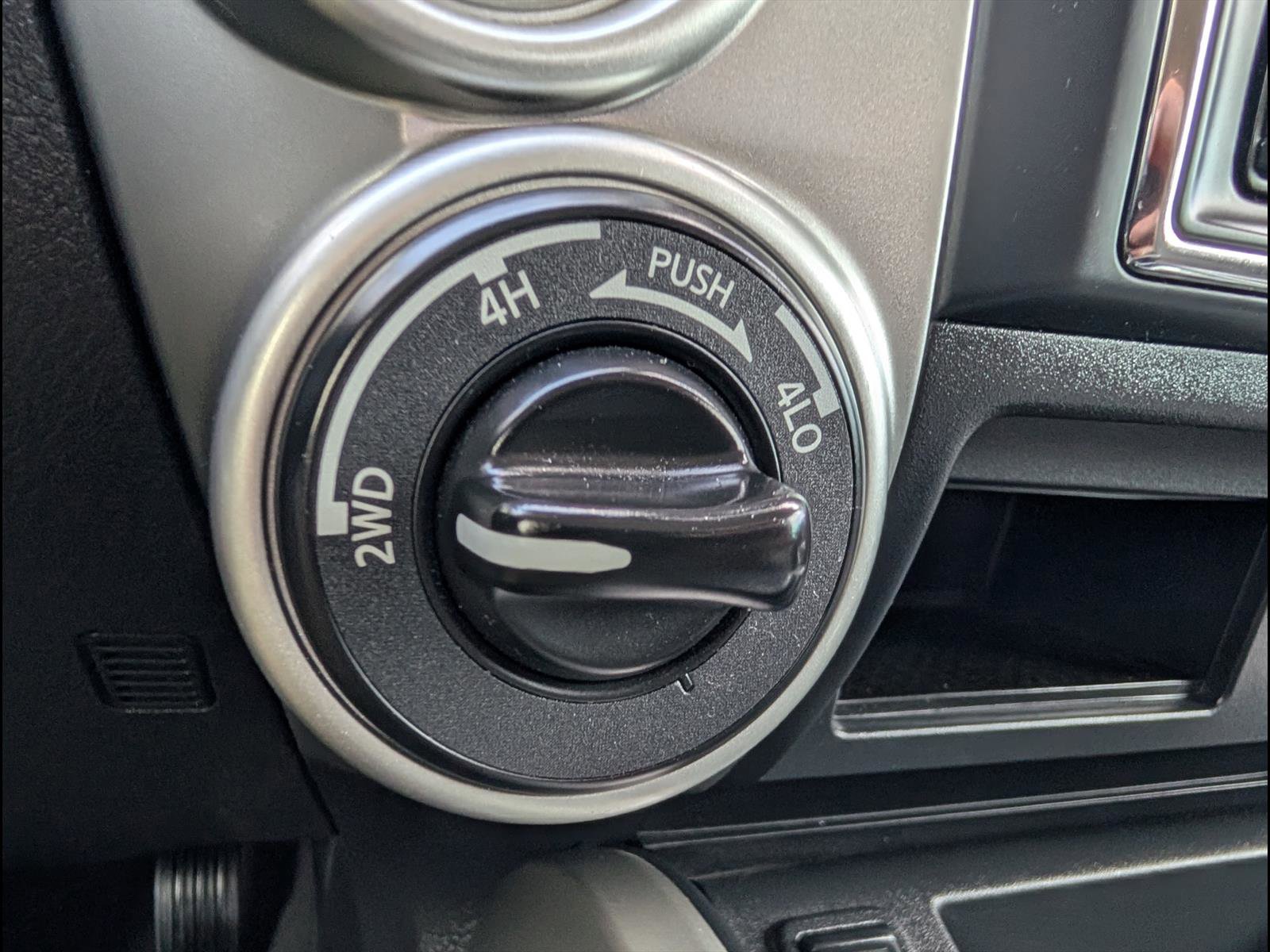 Used 2020 Nissan Titan SV w/ SV Convenience Package image 16