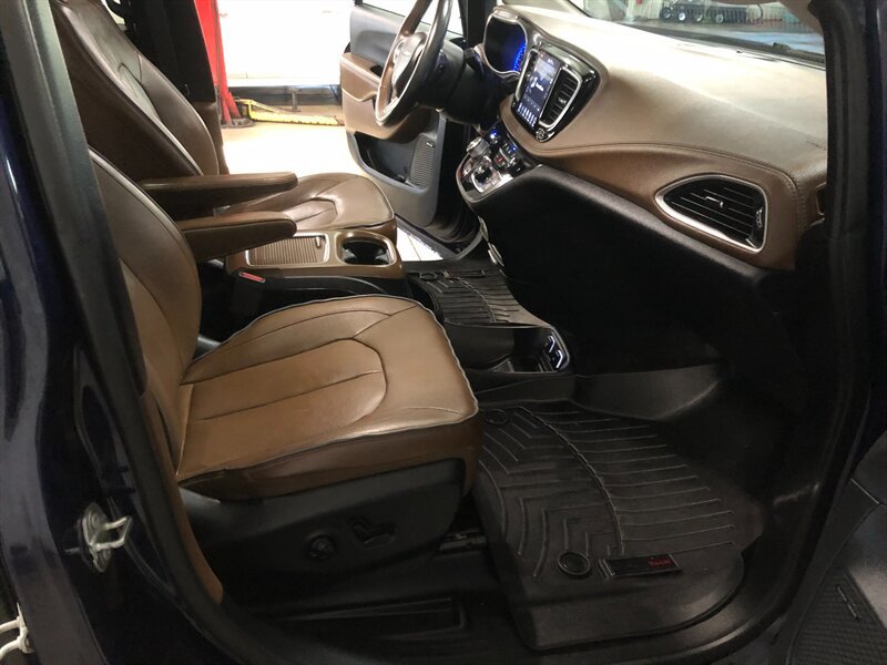 Used 2018 Chrysler Pacifica Limited w/ Tire & Wheel Group FWD image 33