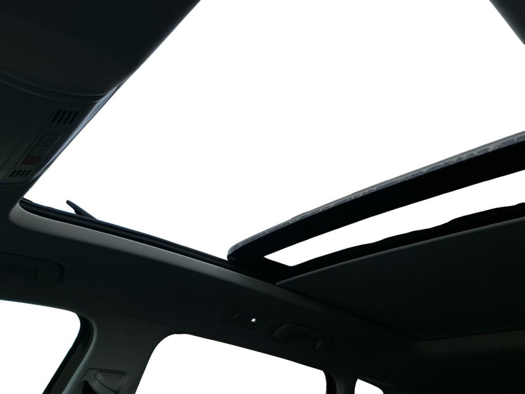 Used 2025 Volkswagen Taos SE w/ Panoramic Sunroof Package image 24