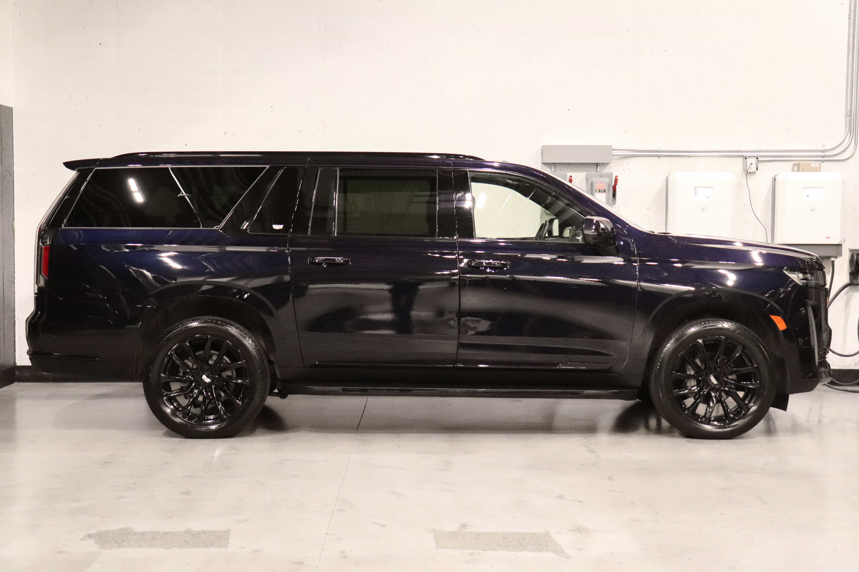 Used 2023 Cadillac Escalade ESV Sport w/ LPO, ONYX Package AWD/4WD image 6