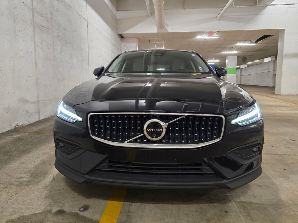 Used 2025 Volvo V60 B5 Cross Country Plus image 8