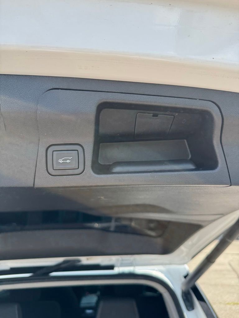 Used 2023 GMC Acadia SLE w/ Driver Convenience Package image 6