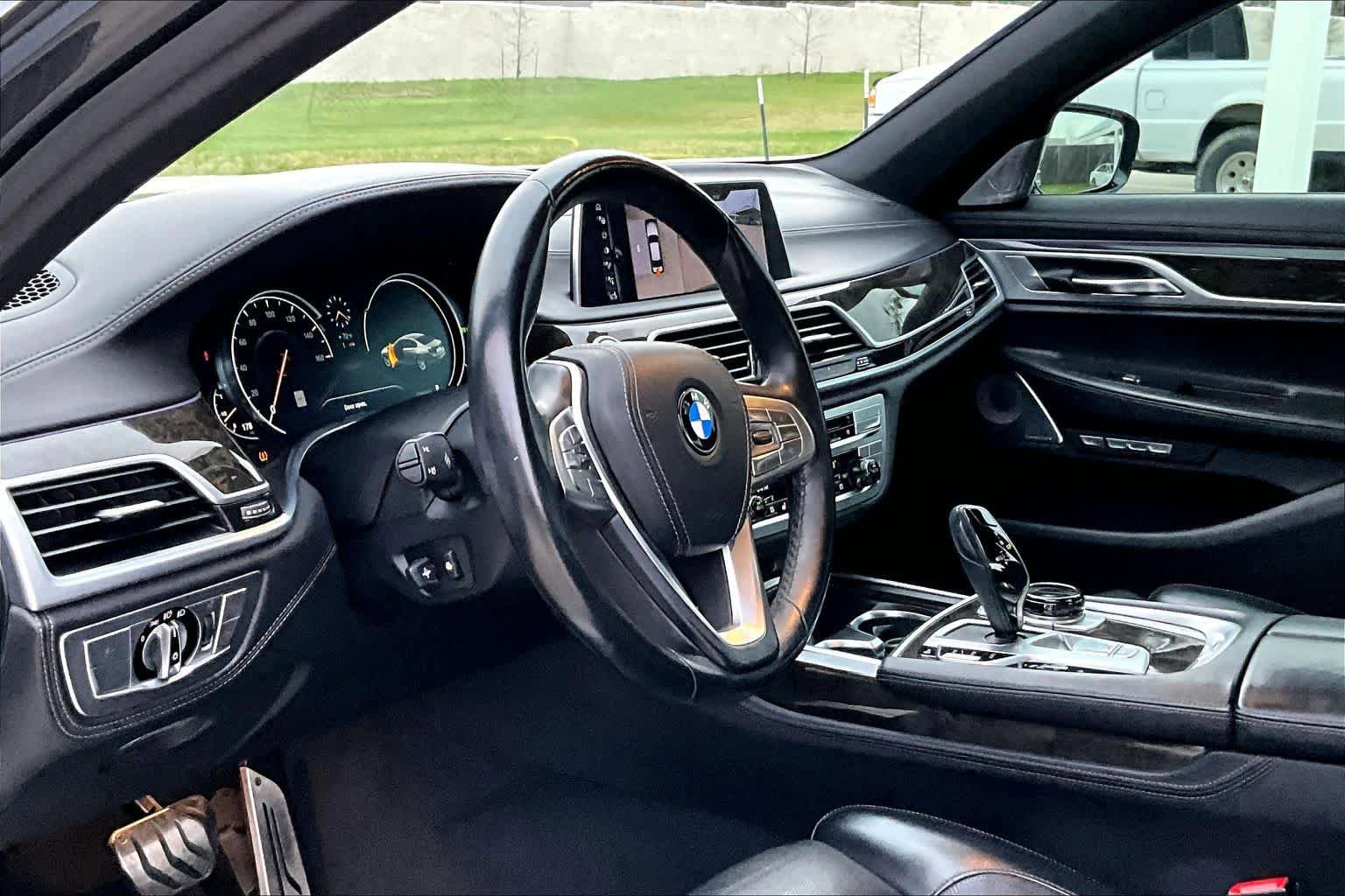 Used 2017 BMW 750i image 18