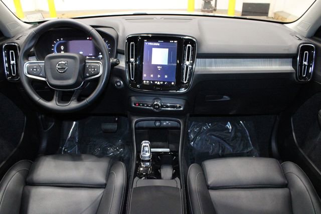 Used 2025 Volvo XC40 B5 Plus image 30
