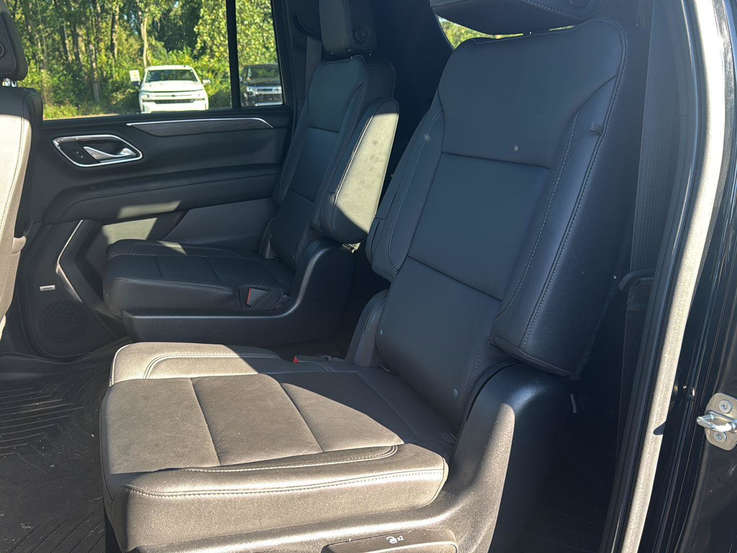 Used 2022 Chevrolet Suburban Z71 w/ Luxury Package AWD/4WD image 10