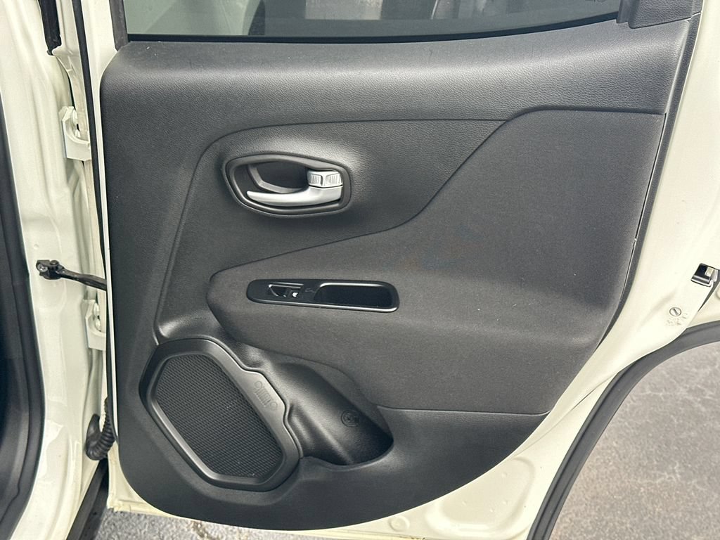 Used 2019 Jeep Renegade Latitude w/ Popular Equipment Group FWD image 16