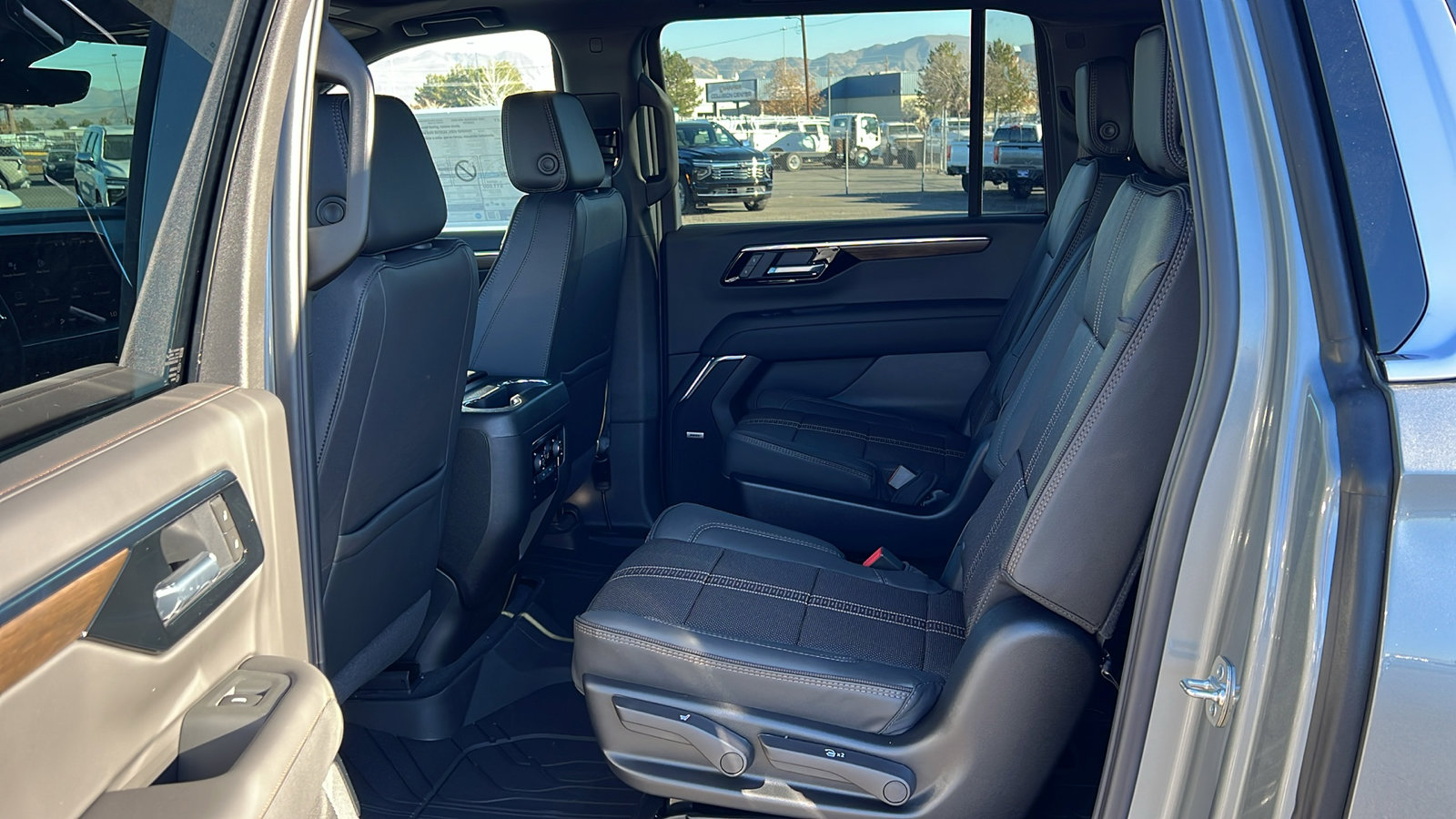 New 2026 Chevrolet Suburban High Country image 17