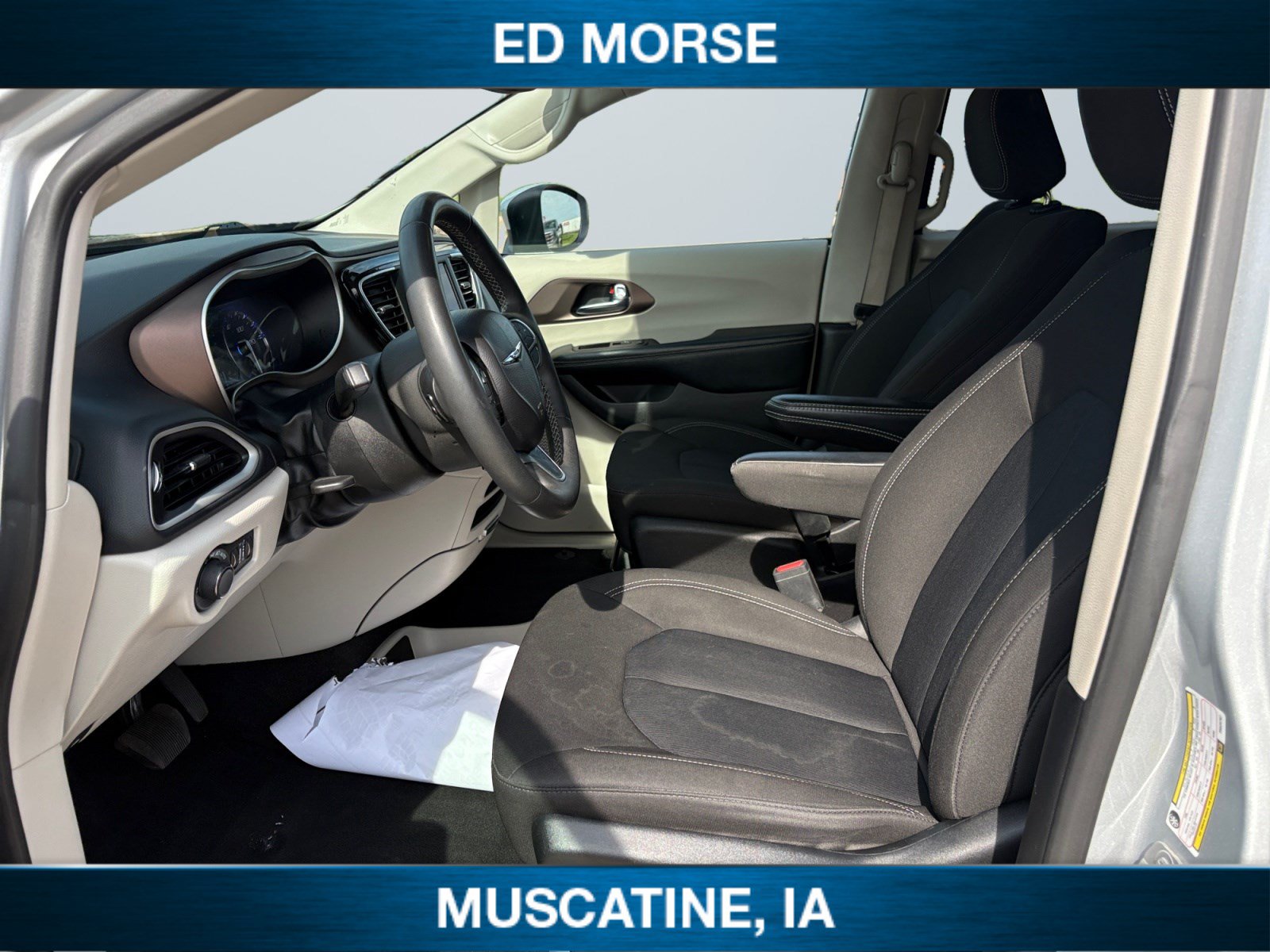 Used 2023 Chrysler Voyager LX FWD image 13