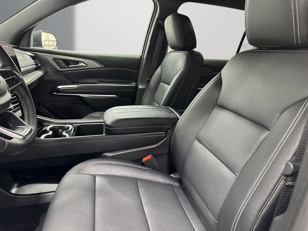 Used 2025 Chevrolet Traverse LT w/ Driver Confidence Package FWD image 14
