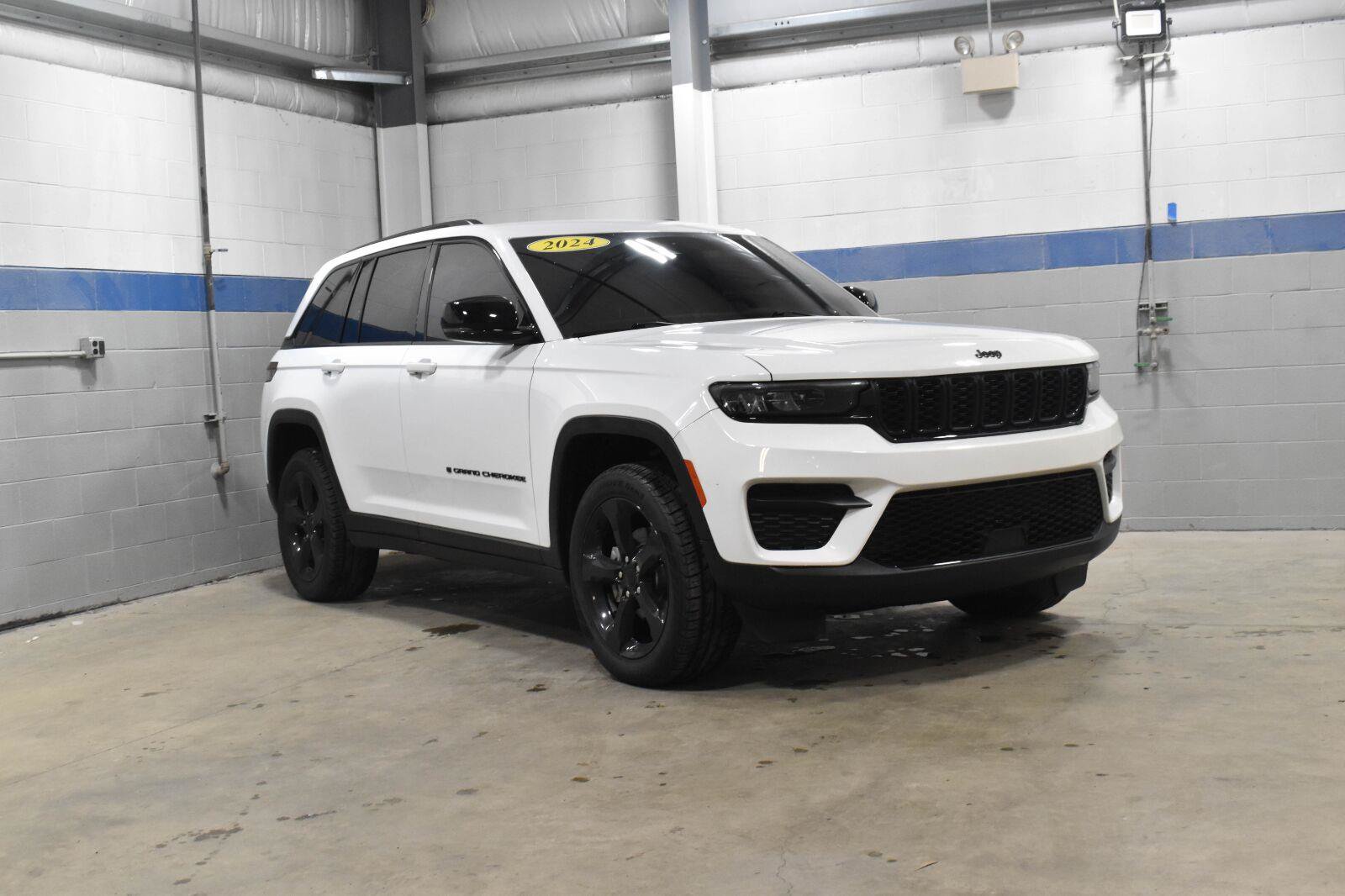 Used 2024 Jeep Grand Cherokee Altitude AWD/4WD image 25