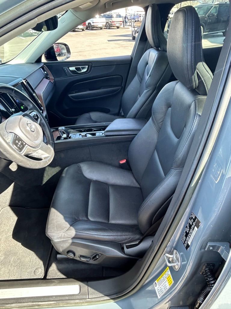 Used 2023 Volvo XC60 B5 Plus image 11