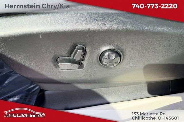 Used 2024 Chrysler Pacifica Touring-L image 15