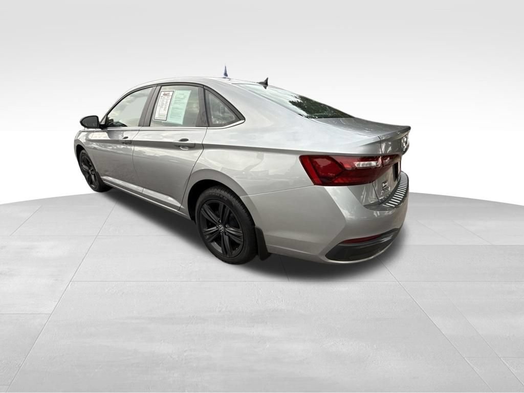 Used 2023 Volkswagen Jetta SE FWD image 3