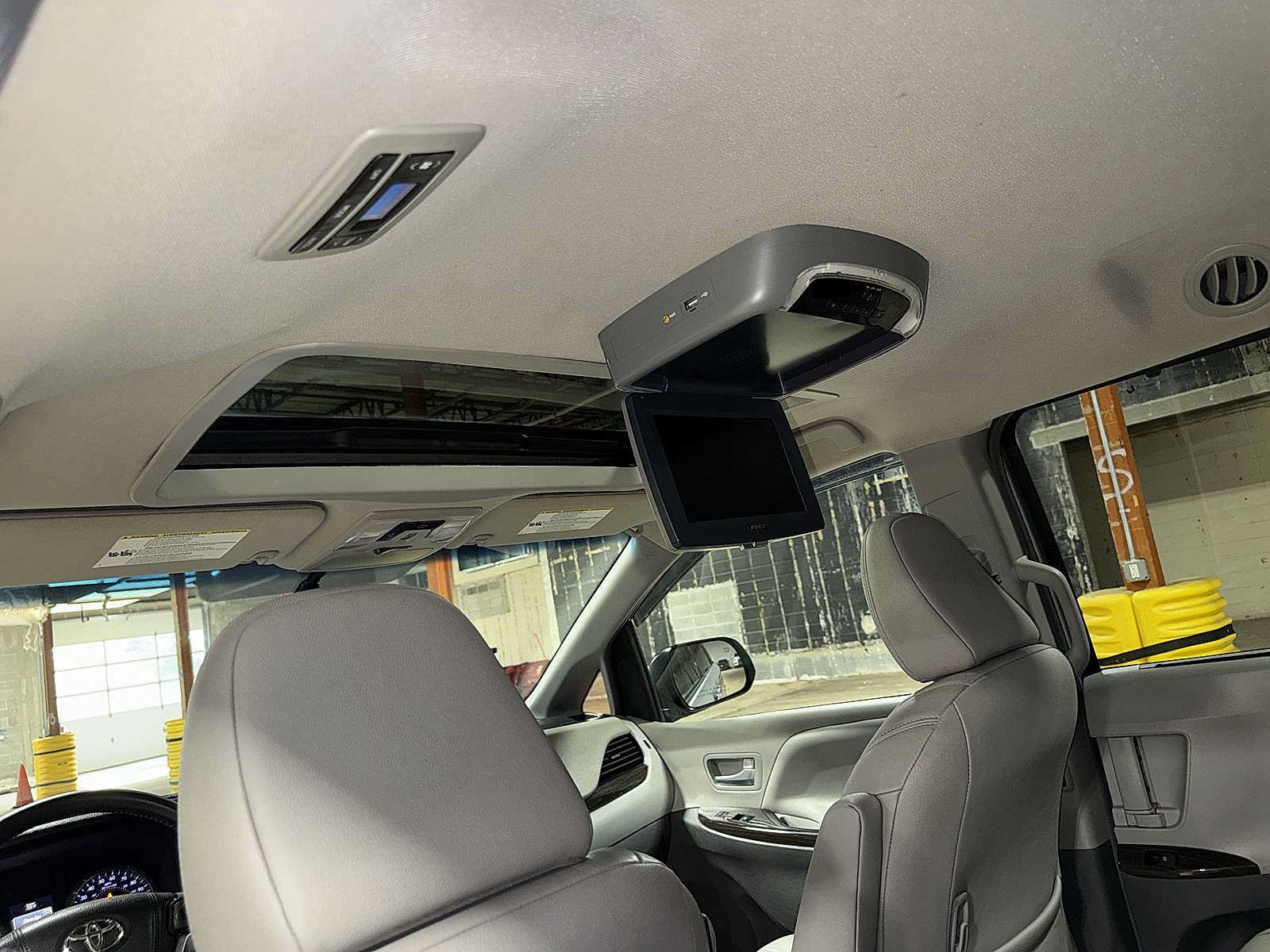 Used 2015 Toyota Sienna XLE w/ XLE Navigation Package FWD image 26