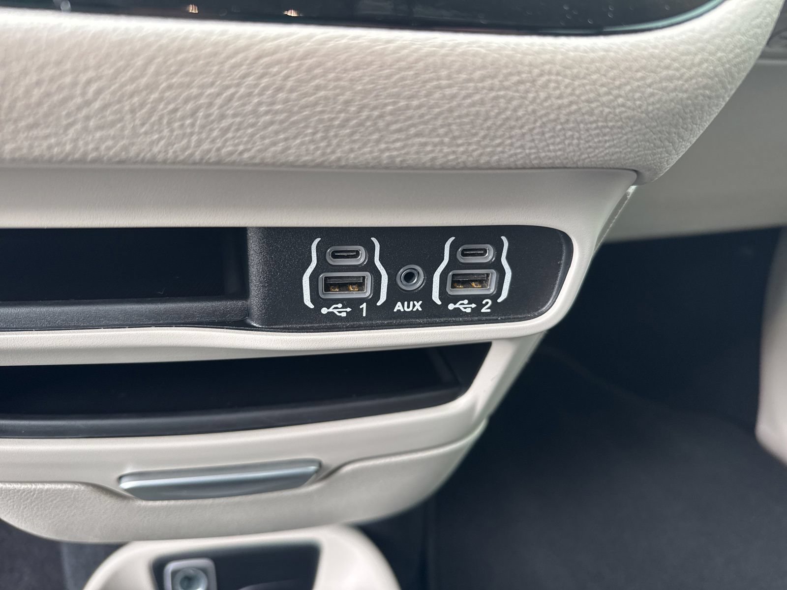 Used 2024 Chrysler Pacifica Limited FWD image 28