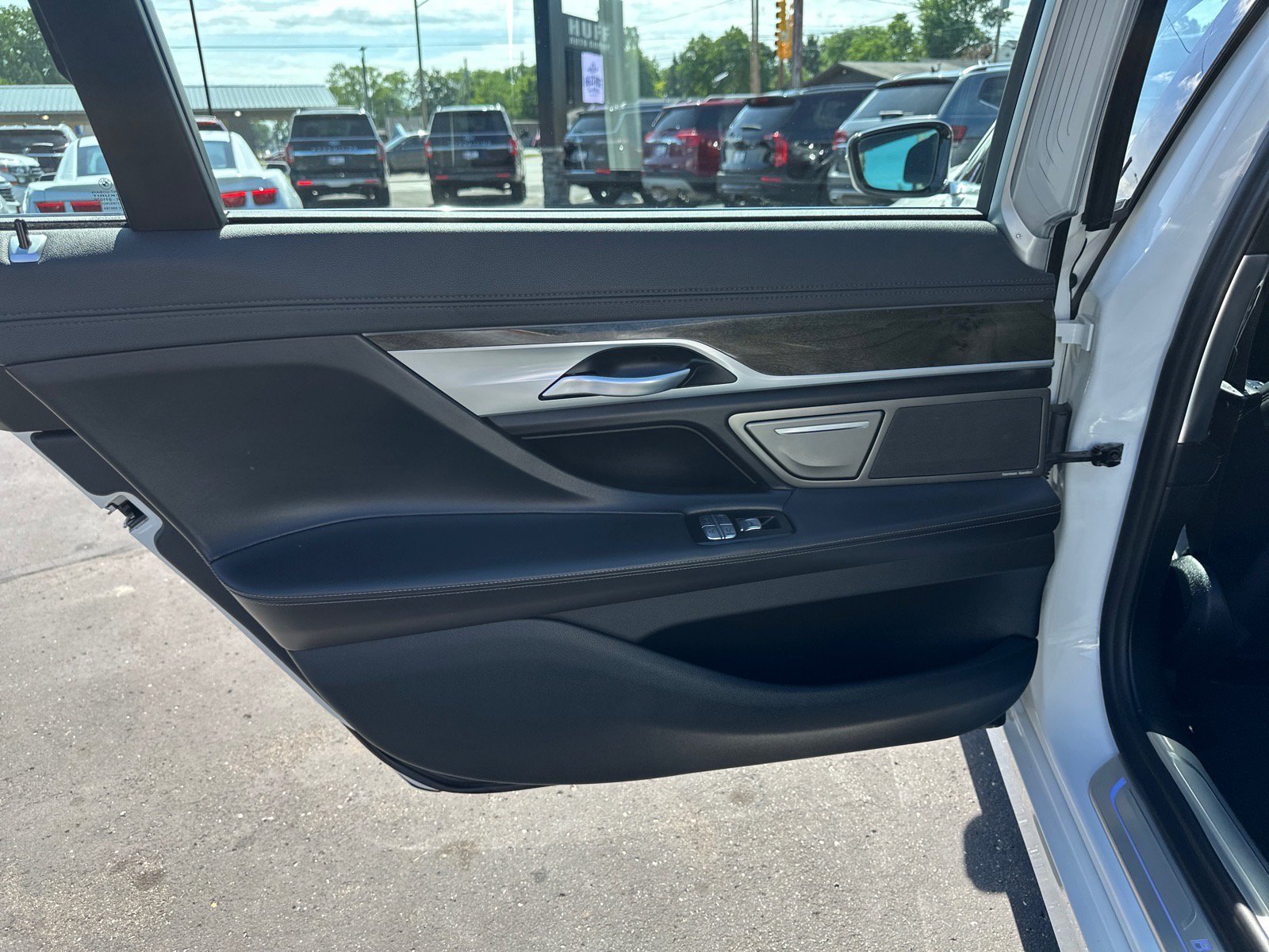 Used 2020 BMW 745e xDrive AWD/4WD image 25