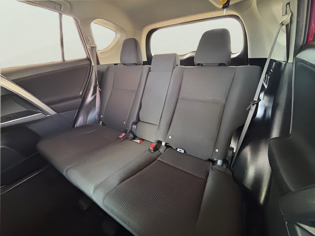 Used 2018 Toyota RAV4 LE FWD image 11