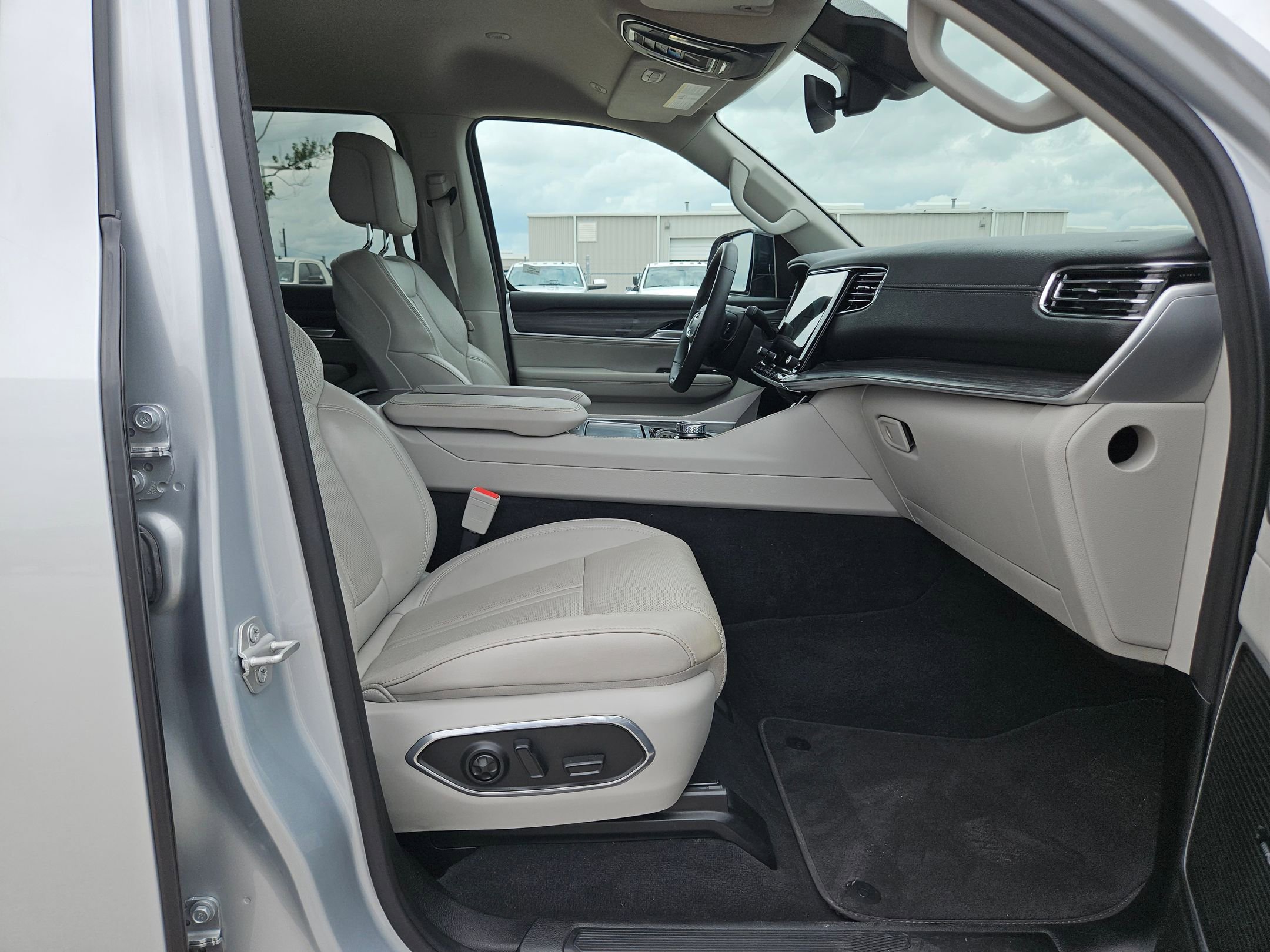 Used 2024 Jeep Wagoneer Series II w/ Flexible Seating Group RWD image 27