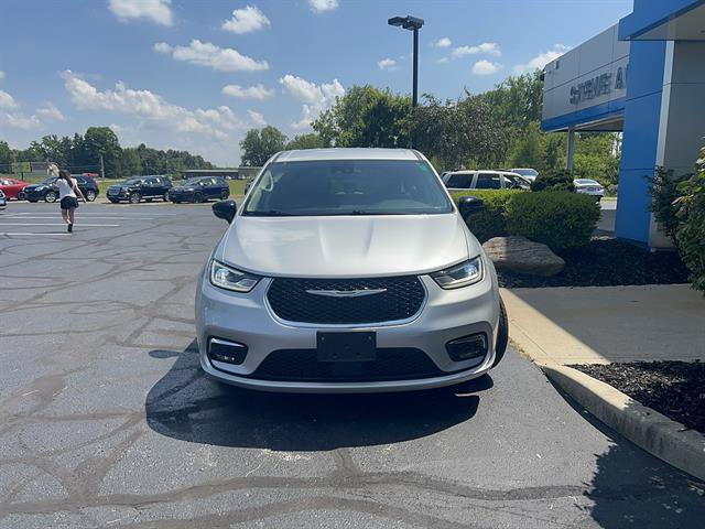 Used 2024 Chrysler Pacifica Touring-L FWD image 2