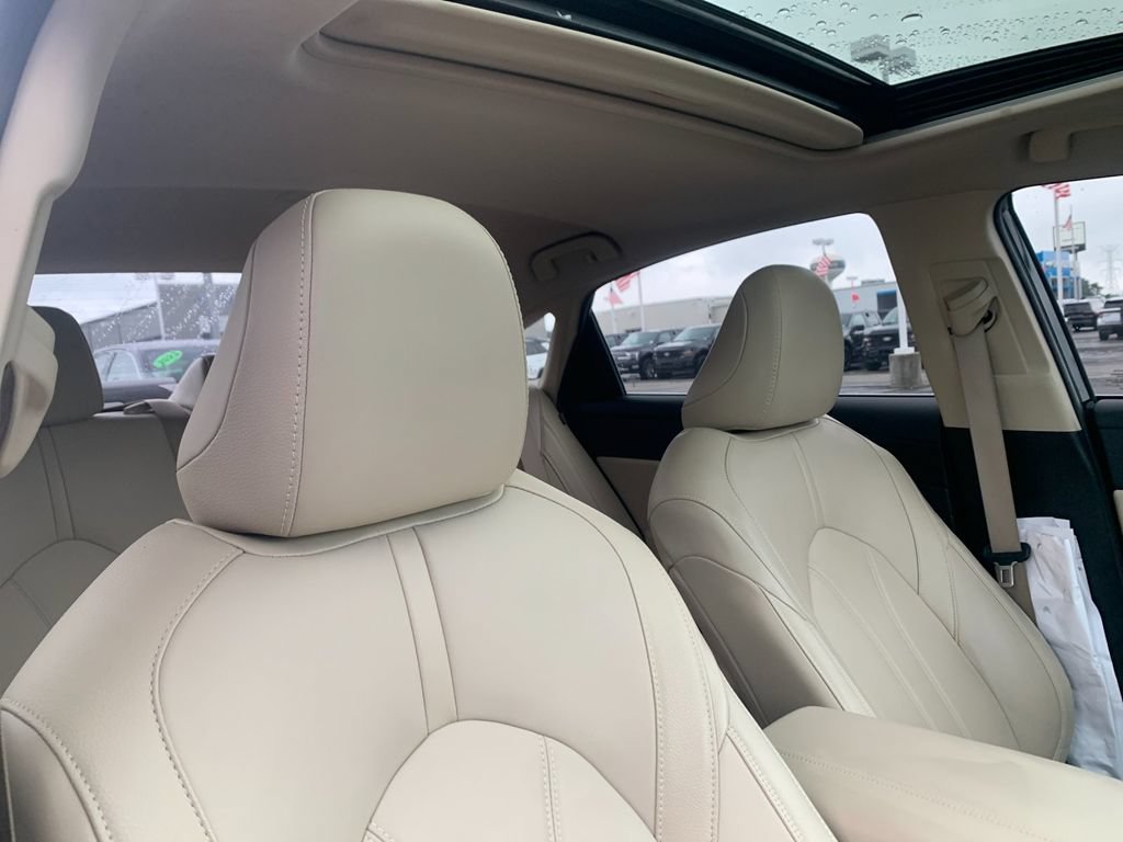 Used 2022 Toyota Avalon XLE w/ Moonroof Package FWD image 19