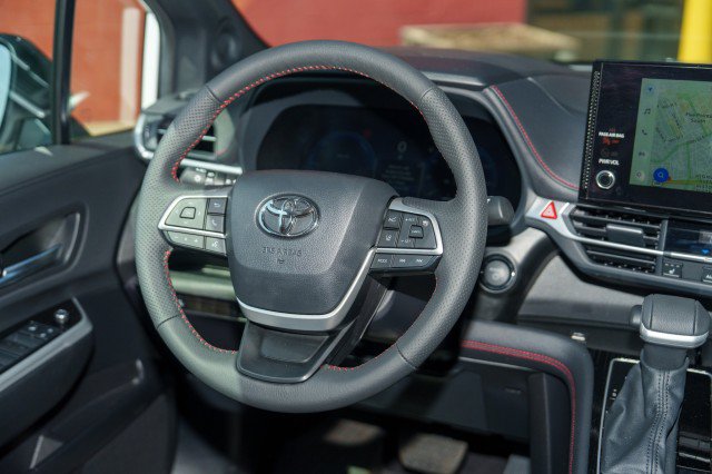 Used 2025 Toyota Sienna XSE w/ XSE Plus Package AWD/4WD image 12