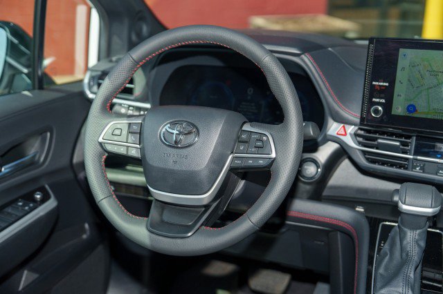 Used 2025 Toyota Sienna XSE w/ XSE Plus Package image 12