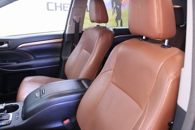 Used 2017 Toyota Highlander Limited image 19