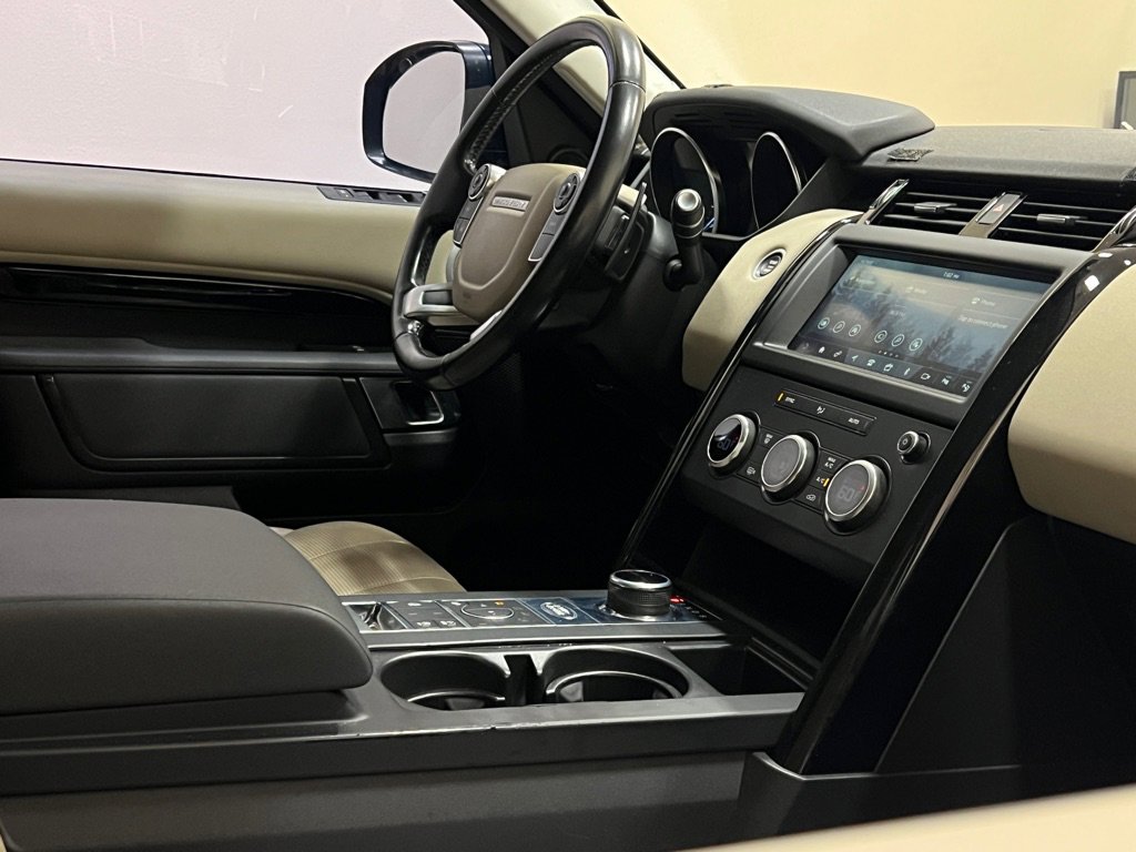 Used 2018 Land Rover Discovery SE image 19