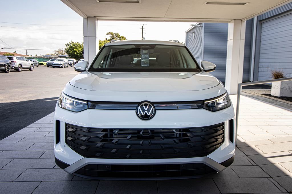 Certified 2025 Volkswagen Tiguan SE image 9