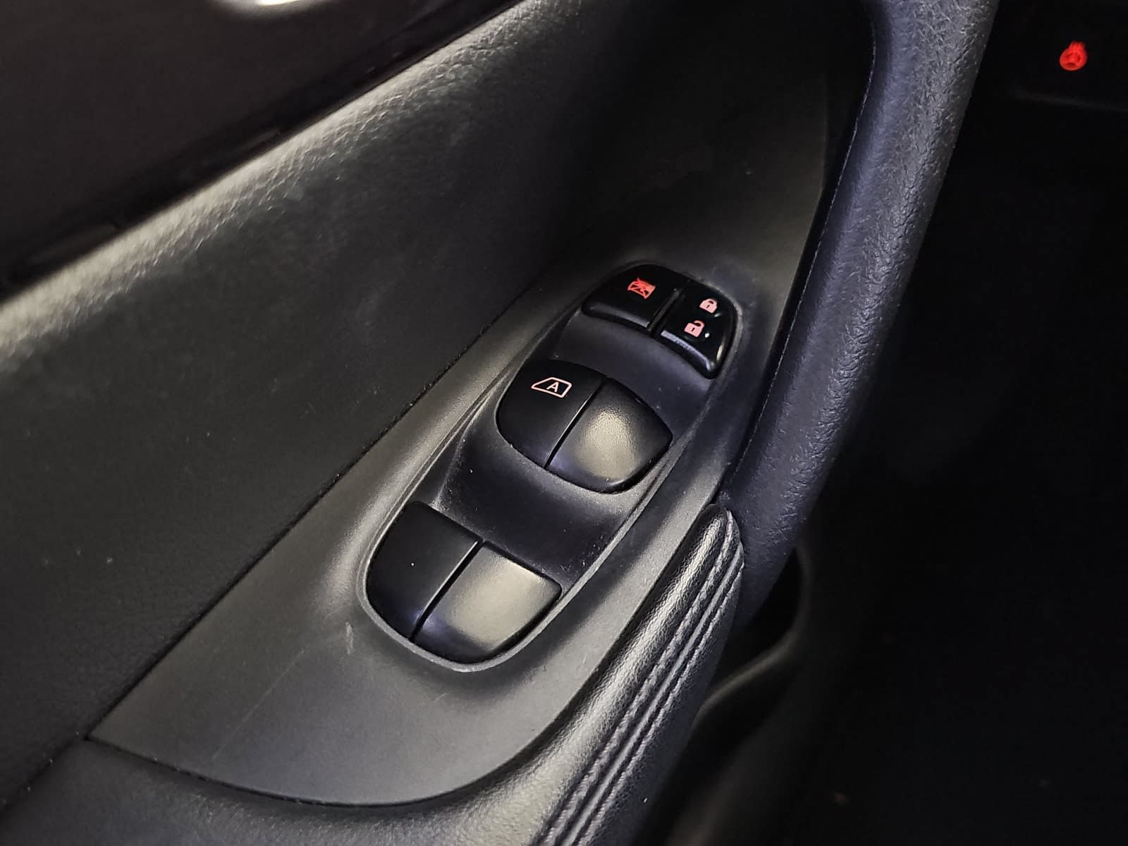 Used 2018 Nissan Rogue SV w/ Premium Package FWD image 26