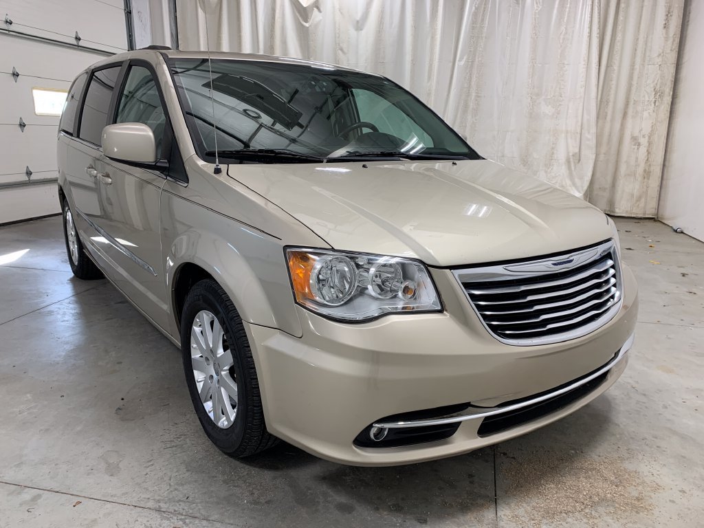 Used 2016 Chrysler Town & Country Touring FWD image 13