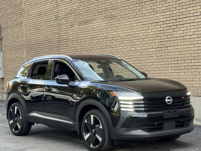 Used 2025 Nissan Kicks SR AWD/4WD image 2