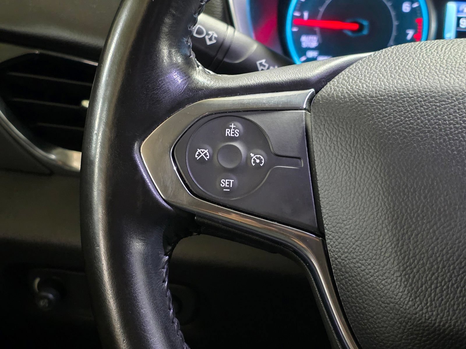 Used 2018 Chevrolet Traverse LT FWD image 32