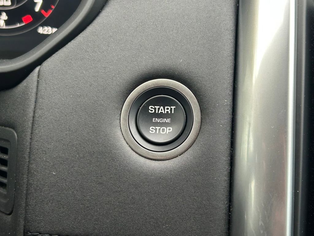 Used 2024 Land Rover Discovery S image 33