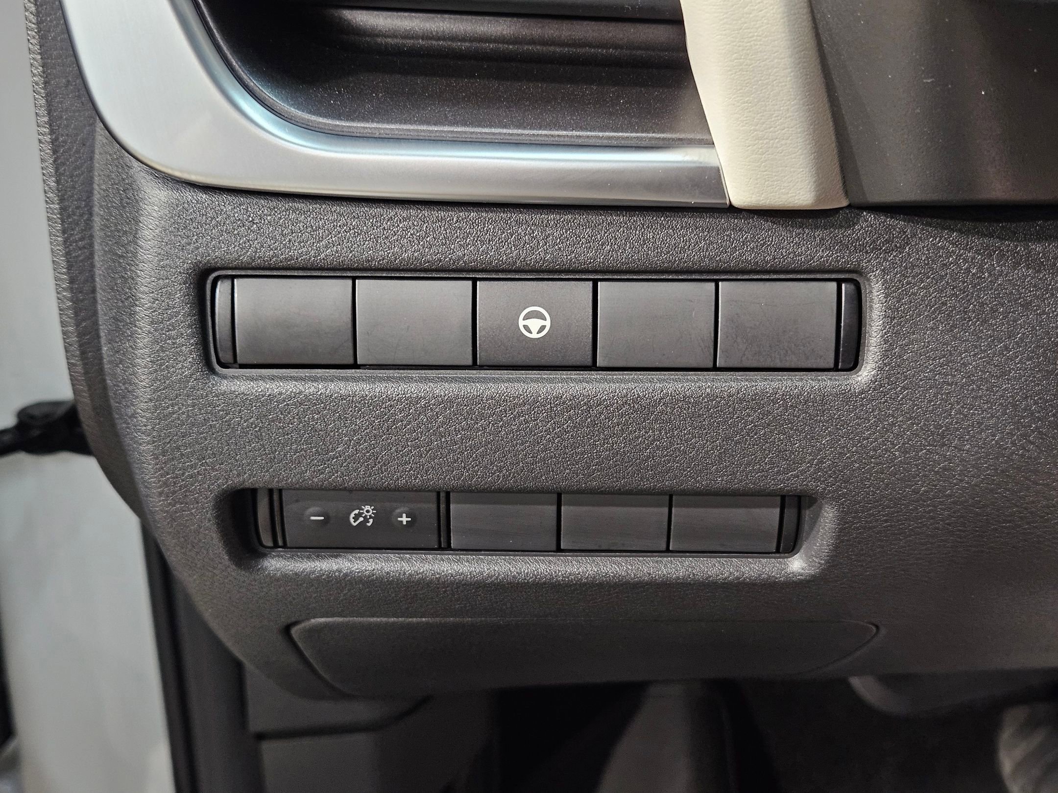 Used 2023 Nissan Rogue SV image 25