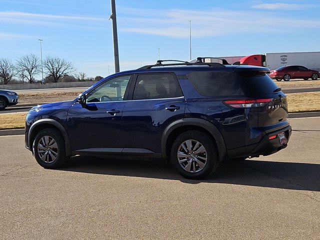 Used 2022 Nissan Pathfinder SV w/ SV Premium Package image 5