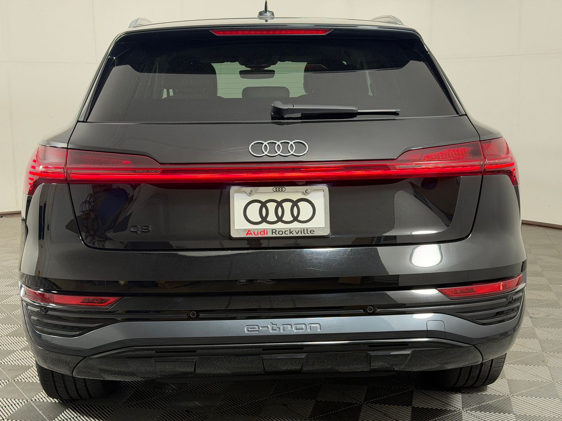 Certified 2024 Audi Q8 e-tron Premium Plus w/ Premium Plus Package AWD/4WD image 10
