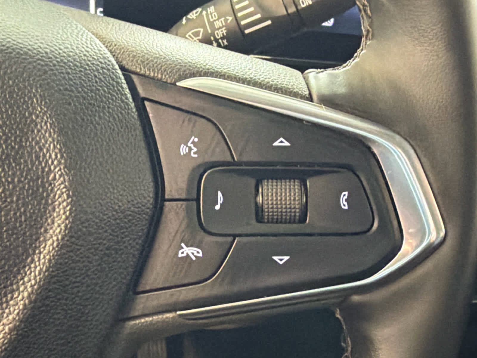 Used 2025 Chevrolet Trax LT w/ LT Convenience Package image 39