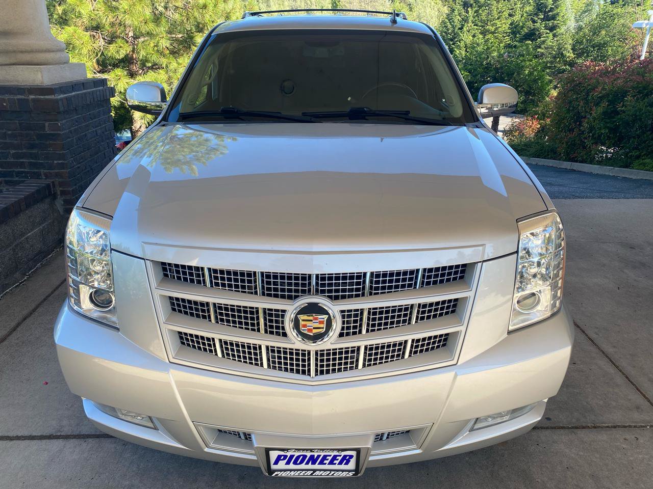 Used 2013 Cadillac Escalade Premium AWD/4WD image 5